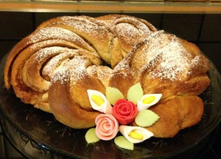 Germteigkranz mit Nussfülle und selbstgemachtem Fondant als Dekor